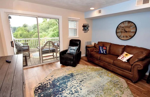 North Shore Condo | Recently updated 1 BR Condo with stunning lake views - No cleaning or linen fees