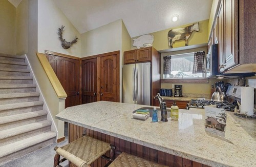 Killington House | Recently updated home with shared hot tub, pool, and easy ski access