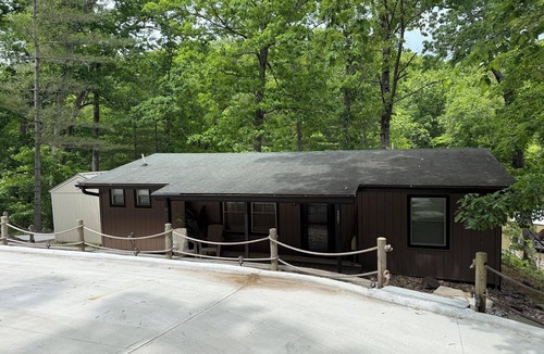 Camdenton House | Recently Updated Lakefront Cabin House near Camdenton at Lake of the Ozarks