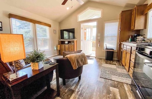 Stevenson Cabin | Red Bluff Cabin with Scenic Views at Maple Way Cabins