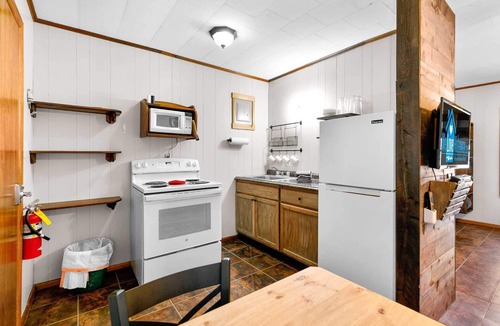 Jenkins Cabin | Red Cedar Cabin - Bring Your Boat, Enjoy The Swim Dock, Kayaks, Pool, and Views! | 5