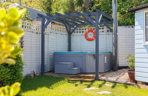 Bembridge House | Red Cedars with private Hot tub