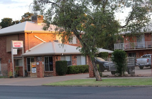 Red Cliffs Hotel | Red Cliffs Colonial Motor Lodge