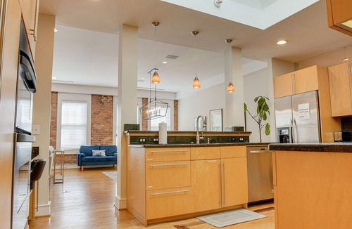 Greenville Downtown Apartment | Red Door Apartment | 3-KING Beds | Center Of Downtown Greenville