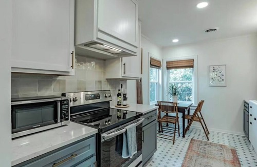 Hannon Park Apartment | Red Door Loft, Steps from Dauphin Street, Historic Mobile Boutique 2BR