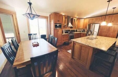 Lava Hot Springs House | Red Fox Retreat (Comfortably Sleeps Up To 22!)