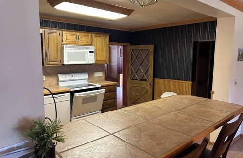 Marion House | Red Haven Retreat - County Lake & Park