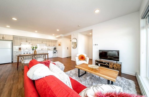 West Edmonton Apartment | Red Hot Chili CornerPNHSEkingWifiU/G