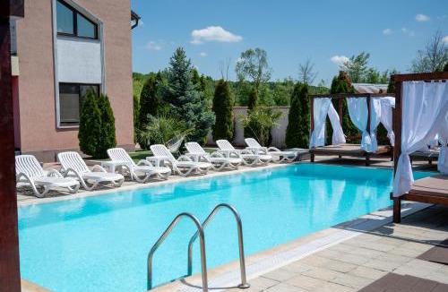 Gura Ocnitei Villa | Red house pool & jacuzzi