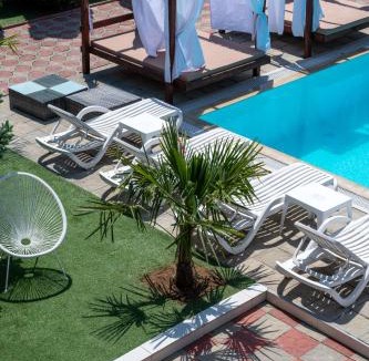 Gura Ocnitei Villa | Red house pool & jacuzzi