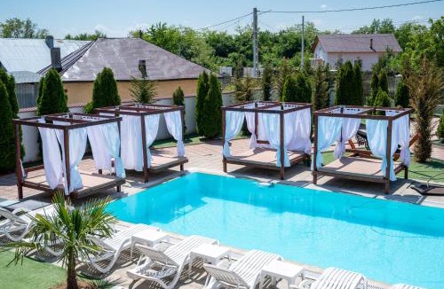 Gura Ocnitei Villa | Red house pool & jacuzzi