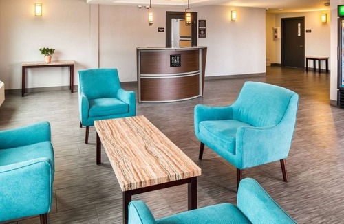 Northwest Everett Hotel | Red Lion Inn & Suites Everett