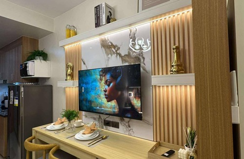 Legazpi Village Condo | RED LUXE HAVEN Comfy stay, Netflix and Fast WiFi Ready