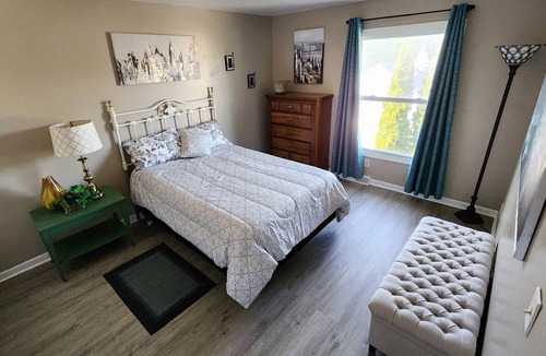 Milwaukee House | Red Pineapple Townhouse - An eclectic paradise minutes away from attractions!