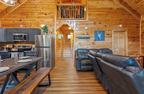 Zoe Cabin | Red River Gorge Lakeside Cabin retreat! 4 bed 4 bath with a Hot Tub