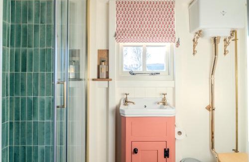 Broadway Apartment | Red Robin Retreat