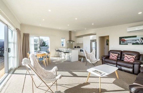 Martinborough House | Red Robin – Spacious Wine Country Home, Walk to Town Centre