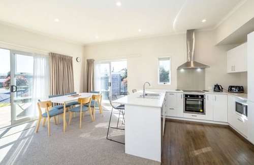 Martinborough House | Red Robin – Spacious Wine Country Home, Walk to Town Centre