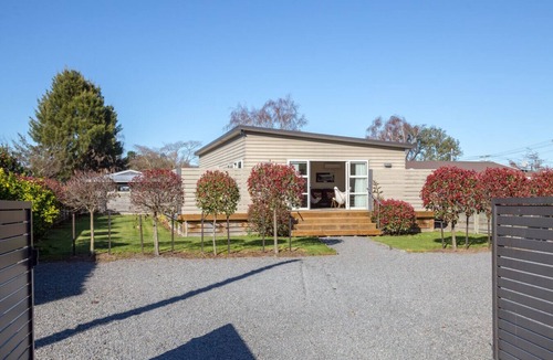 Martinborough House | Red Robin – Spacious Wine Country Home, Walk to Town Centre