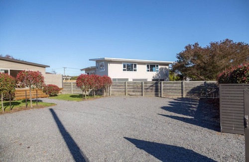 Martinborough House | Red Robin – Spacious Wine Country Home, Walk to Town Centre