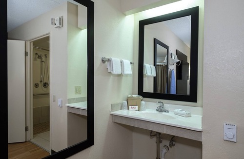 Latonia Hotel | Red Roof Inn Cincinnati East - Beechmont