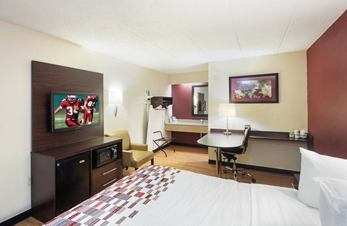 Latonia Hotel | Red Roof Inn Cincinnati East - Beechmont
