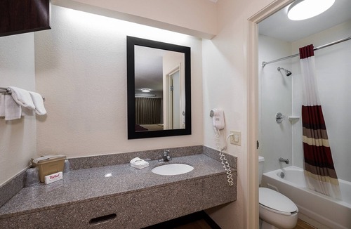 Latonia Hotel | Red Roof Inn Cincinnati East - Beechmont