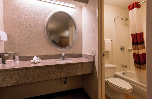 Warren Hotel | Red Roof Inn Detroit - Warren