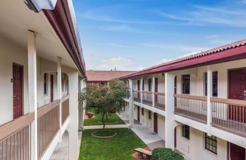 North Shore Hotel | Red Roof Inn Houston East I-10