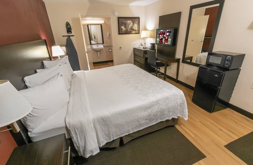 Willowbrook Hotel | Red Roof Inn PLUS+ Chicago - Willowbrook