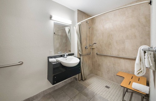 Arena District Hotel | Red Roof Inn San Antonio E – Frost Bank Center