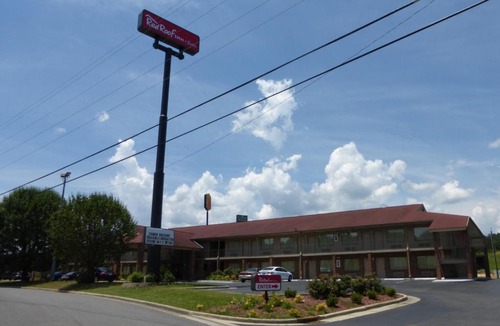 Cleveland Hotel | Red Roof Inn & Suites Cleveland, TN