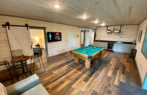 Rogers House | Red Route One - Mega LUX Cabin - Hot Tub - Pool Table - Central Location