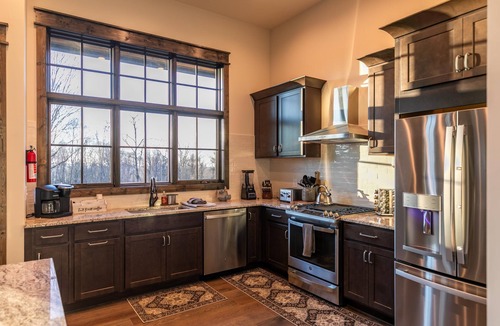 Elk Park Cabin | Red Sky Retreat at Eagles Nest - Vineyard, hot tub, dog-friendly