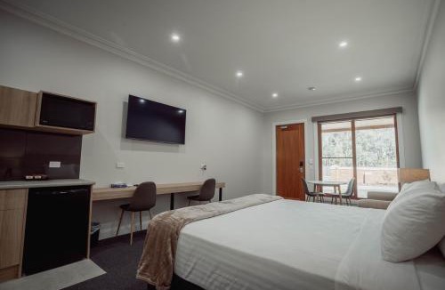 Huntly Hotel | Red Waratah Accommodation