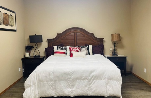 Sioux Falls Apartment | Redbrick - 3-Bedroom Cozy Apartment close to Downtown & Hospitals