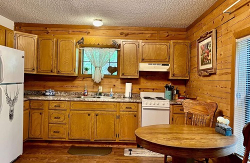 Eureka Springs Cabin | Redbud Valley Cabin12+Jacuzzi Tub+Deck+Pond+Trails