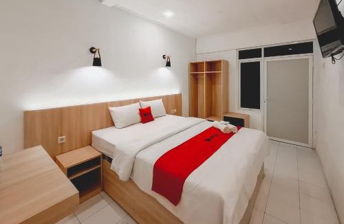 Pekalongan Hotel | RedDoorz at Grand Mirza Near Pasar Grosir Batik Setono Pekalongan