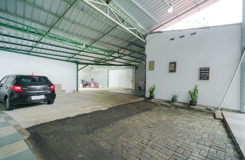 Karawang Hotel | RedDoorz at Jalan Otista Karawang