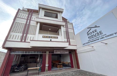 Medan Hotel | RedDoorz at Rose House Simpang Pemda Medan Selayan