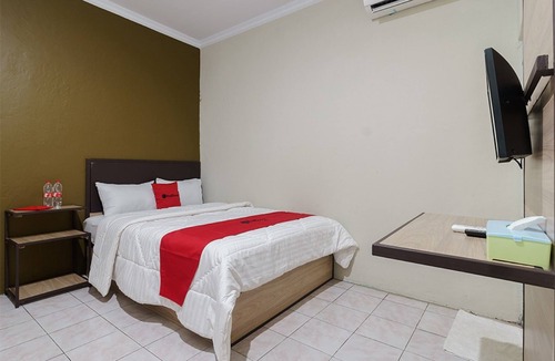 Karawang Timur Hotel | RedDoorz near Cikampek Mall Karawang