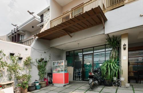 East Jakarta House | RedDoorz near Cipinang Indah Mall