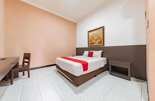 North Cirebon House | RedDoorz near Kejaksan Station Cirebon