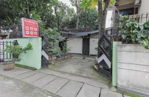 Jakarta Hotel | RedDoorz near RS Sari Asih Ciledug