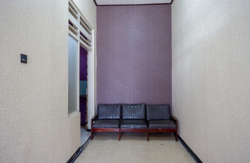 Kebumen House | RedDoorz near Stasiun Kebumen