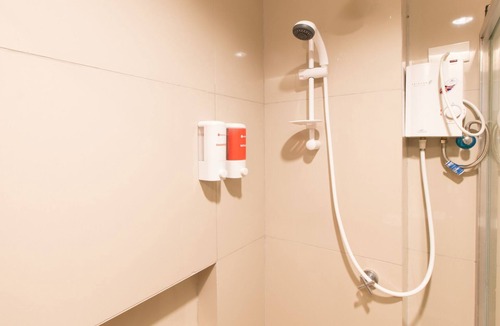 Bacolod Hotel | RedDoorz Plus @ Diola Villamonte Bacolod