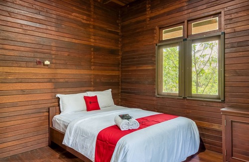 Pantai Indah Kapuk Hotel | RedDoorz Resort @ Taman Wisata Mangrove