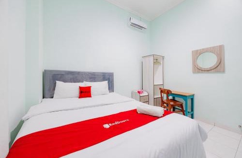 Tembalang Hotel | RedDoorz Syariah near Kedungmundu Semarang