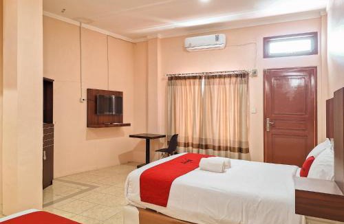 Padang Hotel | RedDoorz Syariah near Pasar Raya Padang