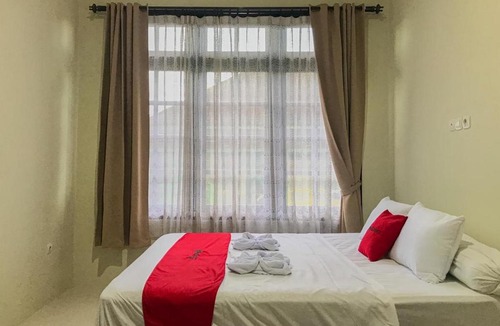 Madiun Hotel | RedDoorz Syariah near Stasiun Madiun 2